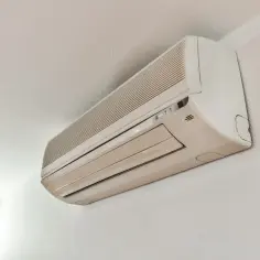 Klimatyzator ścienny, zapewniający komfort i efektywność energetyczną w pomieszczeniu.