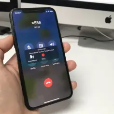 Dłoń trzyma iPhone'a z ekranem połączenia. Widoczna opcja "Recordable Source: TelephonyCall" sugeruje możliwość nagrywania rozmów, jak ukryty dyktafon iPhone.