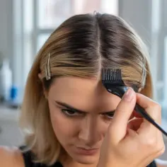 Jak skutecznie farbować odrosty przy pasemkach bez efektu pasiastych włosów