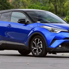Niebieska Toyota C-HR 2020 z czarnym dachem, zaparkowana na zewnątrz.