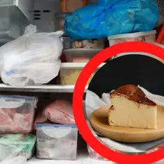 Kawałek pysznego sernika na talerzyku, obok zamrożone mięso i inne produkty. Czy sernik można zamrozić? Tak, to świetny sposób na zachowanie smaku.