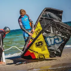 Kitesurfing co to - poznaj fascynujący świat tego sportu wodnego