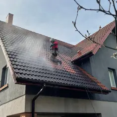 Skuteczne sposoby, jak umyć dachówkę z sadzy, aby uniknąć zniszczeń