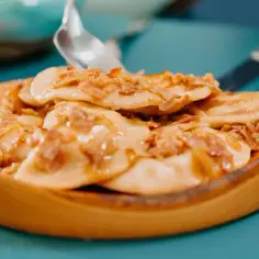 Jak odgrzać pierogi w garnku bez ryzyka ich rozpadania