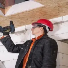 Jaka grubość płyty OSB na sufit? Poznaj optymalne rozwiązania dla Twojego projektu