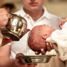 Ile trwają chrzciny w kościele? Sprawdź, co musisz wiedzieć