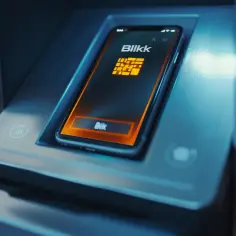 Euronet z BLIK: Jak wypłacić pieniądze z bankomatu bez użycia karty?