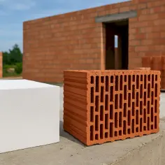 Biały bloczek i pustak ceramiczny na budowie domu. Materiały do budowy ścian.