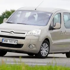 Beżowe berlingo 1.6 hdi na drodze, z tablicą rejestracyjną WW 1874S.