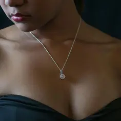 Eleganckie naszyjniki damskie srebrne z subtelną zawieszką, podkreślające delikatność dekoltu.