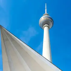 Wieża telewizyjna w Berlinie, z jej charakterystyczną kulą, góruje nad miastem. Warto kupić bilety online, by uniknąć kolejek.