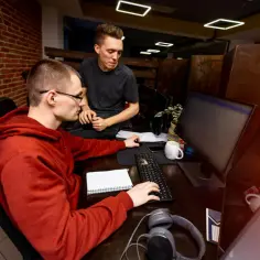 Ile zarabia technik informatyk? Sprawdź, co wpływa na wynagrodzenie