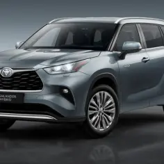 Szary Highlander Toyota Hybrid, nowoczesny SUV z eleganckim designem, gotowy na każdą podróż.