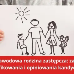 Dziecko trzyma rysunek rodziny pod słońcem. Dowiedz się, ile trwa rozwiązanie rodziny zastępczej niezawodowej.