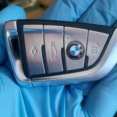 Wymiana baterii w kluczyku BMW - proste kroki i ważne wskazówki