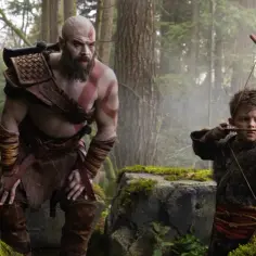 Kratos z synem Atreusem ćwiczą łucznictwo w lesie, przygotowując się do przygód w serialu God of War.