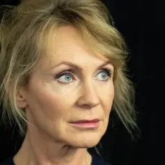 Portret Beaty Ścibakówny, aktorki znanej z wielu filmów, seriali i programów. Jej spojrzenie jest pełne wyrazu.