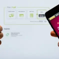 Kciuk w górę i smartfon z kodem BLIK. To pokazuje, jak łatwo i szybko można płacić, np. przez Allegro Pay.