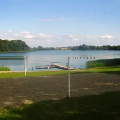 Piękny dzień nad jeziorem Skiertąg. Plaża, molo i zieleń tworzą idealne miejsce na wypoczynek.