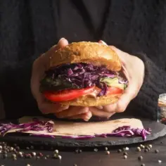 Jak zrobić burgera drwala w domu - prosty przepis krok po kroku