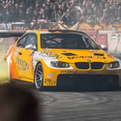 Żółty BMW driftuje, wydzielając żółty dym. Zastanawiasz się, ile kosztuje chip tuning, by uzyskać taką moc?
