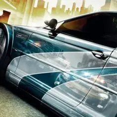 Błyszczące BMW M3 GTR z niebieskimi akcentami i dymem spod kół na tle miejskiej panoramy.