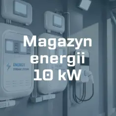 Magazyn energii 10kW na ile wystarczy? Dwa nowoczesne urządzenia do przechowywania energii zamontowane na ścianie, jedno z kablem do ładowania.