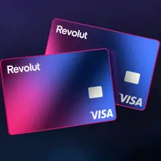 Dwie karty kredytowe Revolut w gradientowych kolorach różu i błękitu, z logo Visa.