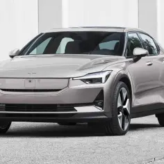 Szary Polestar 2 na tle nowoczesnej architektury. Czy optymalizacja Polestar jest warta swojej ceny?