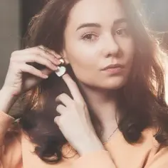 Uczulenie na srebrne kolczyki objawy - jak je rozpoznać i unikać