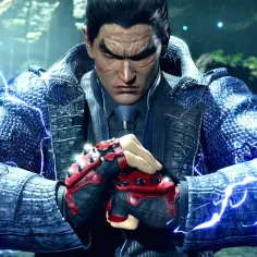 Mroczny Kazuya z Tekken 9, otoczony niebieskimi błyskawicami, przygotowuje się do walki w lesie.
