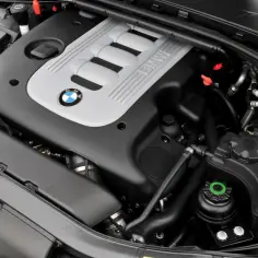 Mocny m57 silnik BMW z charakterystycznym logo.