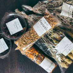 Co przywieźć z Grecji? Suszone zioła i herbaty: rumianek, hibiskus, czarną herbatę, szałwię i górską herbatę.