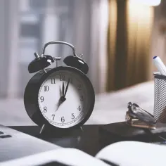 Budzik pokazuje 11:58. Ile przerwy na 8 godzin pracy? Czas na odpoczynek!