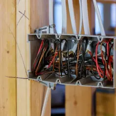 Instalacja elektryczna na drewnie: Bezpieczne rozwiązania dla domów