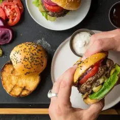 Jak doprawić wołowinę na burgery, aby były soczyste i pyszne