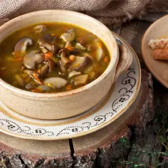 Ile może stać zupa grzybowa w lodówce? Sprawdź, jak uniknąć zepsucia!