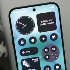Ekran telefonu z widżetami i ikonami. Dowiedz się, jak przyspieszyć telefon, optymalizując jego działanie.