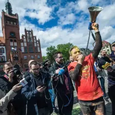 Robert Biedroń gdzie mieszka? Odkryj jego miejsca w Słupsku i Warszawie