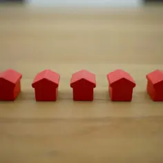 Pięć czerwonych domków na drewnianym tle. Symbolizują sprawiedliwość i porządek, jak w Naczelnym Sądzie Administracyjnym.