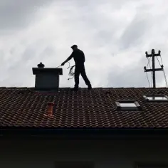 Ile bierze kominiarz za odbiór domu? Poznaj zaskakujące ceny!