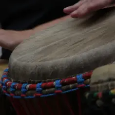 Instrumenty etniczne i ludowe we współczesnych produkcjach
