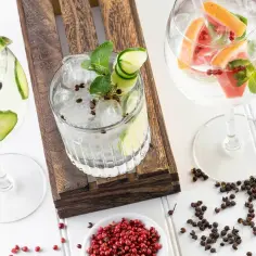 Trzy orzeźwiające drinki z ginem, ozdobione ogórkiem, miętą i owocami. Zobacz, jak smakuje gin!