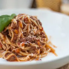 Spaghetti ragu – prosty przepis na klasyczne włoskie danie, które zachwyca