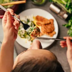 Na talerzu kotlety i szpinak. Idealne na dietę niskowęglowodanową co jeść, gdy chcesz smacznie i zdrowo.
