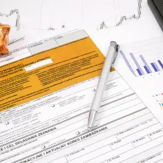 Skarbonka, kalkulator i wykresy na tle formularza PIT-37. Ulga termomodernizacyjna limit – przygotowanie do rozliczenia podatkowego.