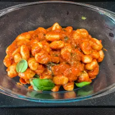 Pyszne gnocchi w sosie pomidorowym z bazylią. Idealny pomysł na obiad, gdy szukasz inspiracji, z czym podawać gnocchi.
