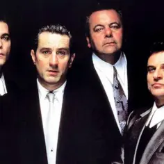 Czterech mężczyzn w garniturach, w tym Robert De Niro i Ray Liotta, z filmu Chłopcy z ferajny.