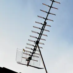 Antena telewizyjna na tle błękitnego nieba.