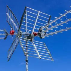 Antena naziemna na tle błękitnego nieba. Dowiedz się, jak sprawdzić sygnał z anteny naziemnej, by cieszyć się doskonałym obrazem.